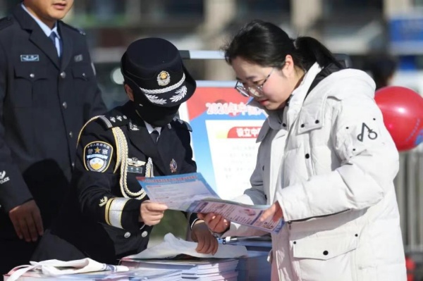 600安徽六安霍邱：警协联动拓新局 警察节里话反邪图片1_副本.jpg